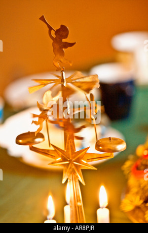 Le decorazioni di Natale angeli girando intorno a suonare le campane Foto Stock