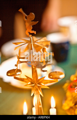 Le decorazioni di Natale angeli girando intorno a suonare le campane Foto Stock