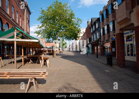 Svuotare le bancarelle del mercato di fiori in primo piano mercato Chesterfield, Chesterfield, Derbyshire,Inghilterra Foto Stock