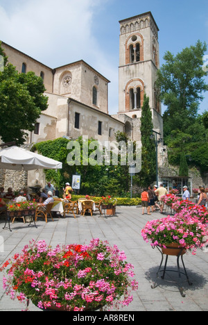 Piazza Duomo e la Cattedrale di San Pantaleone torre campanaria a Ravello, Italia Foto Stock