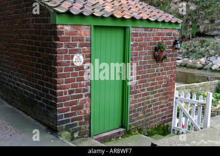 Wc esterno chiamato il cane di casa a Staithes nel North Yorkshire. Foto Stock