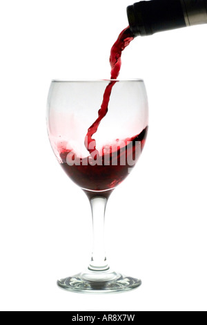 Vino rosso versando in un bicchiere da vino Foto Stock