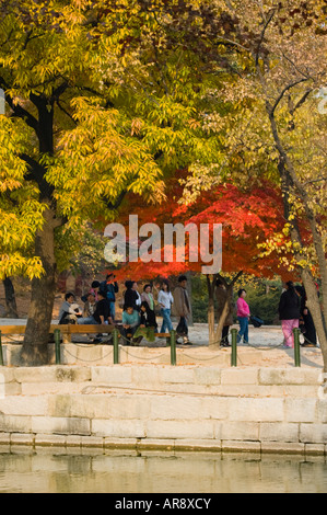 Per coloro che godono di sunny pomeriggio autunnale nel Palazzo Gyeongbokgung Seoul COREA Foto Stock