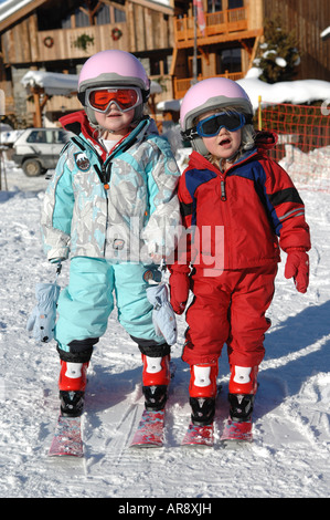 Due giovani ragazze di età compresa tra 3 e 2 1 2 su sci MONTCHAVIN LES COCHES parte della La Plagne Les Arcs Paradise Ski Area Francia Foto Stock