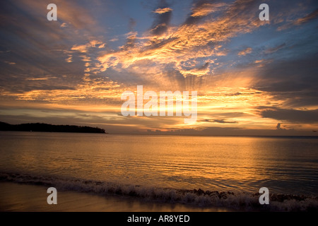 Un bel tramonto e riflessione oltre al Mare delle Andamane sulla costa di Phuket, Thailandia, Asia Foto Stock