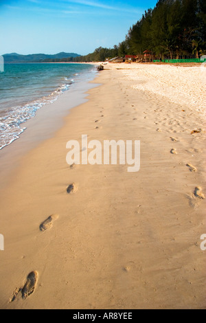 Orme nella sabbia alla bellissima Bang Tao Beach sull'Isola di Phuket, Thailandia, Asia Foto Stock