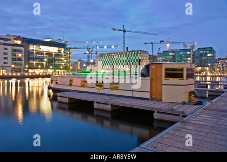 Un Canal chiatta ormeggiata presso la banchina di Charlotte Marina, Grand Canal Docks, Dublino Foto Stock