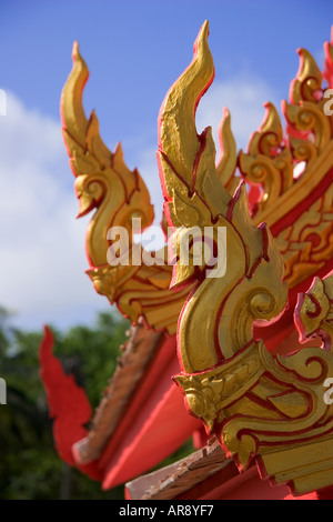 Tempio ornati di dettaglio del tetto su Wat Phra Thong, Phuket, Thailandia con cielo blu sullo sfondo Foto Stock