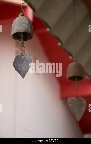 Appendere wind chime campane di Wat Phra Thong sospesi dal tetto del tempio, Phuket, Tailandia Foto Stock