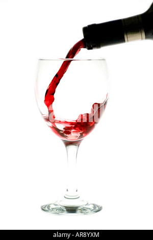 Vino rosso versando in un bicchiere da vino Foto Stock