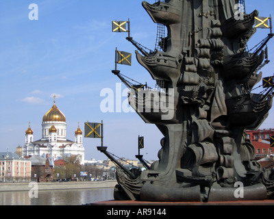 Mosca Russia l'enorme statua di Pietro il Grande e Cattedrale di Cristo Redentore attraverso il fiume di Mosca Foto Stock