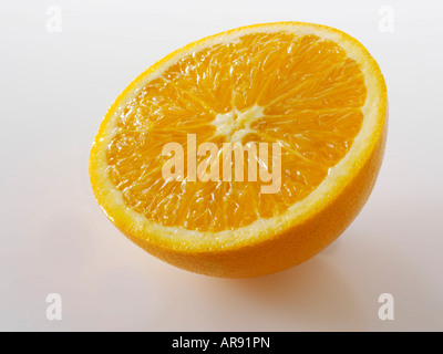 Mezza fetta d'arancia su uno sfondo bianco come un taglio fuori Foto Stock