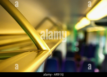 In prossimità di un ripiano per i bagagli su un treno passeggeri. Foto Stock