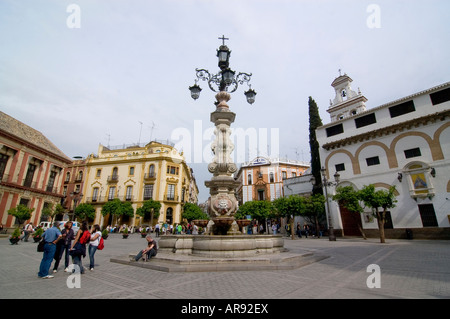 Toutists nei pressi della vecchia fontana con lampada Posta,Siviglia,Spagna Foto Stock