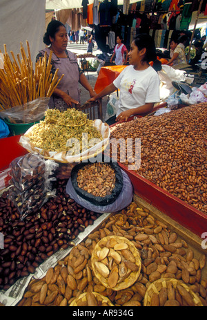 Mexican woman, food vendor, selling, cocoa, chocolate beans, Friday Market, village of Ocotlan de Morelos, Ocotlan de Morelos, Oaxaca State, Mexico Foto Stock