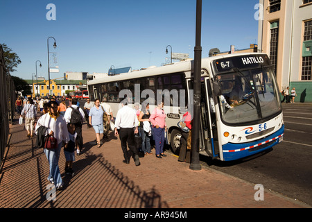 Costa Rica San Jose imbarco passeggeri bus locale di Hatillo su Avenida 2 Foto Stock