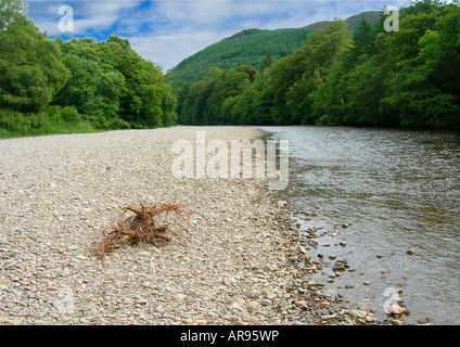 Parzialmente essiccate letto del fiume Garry, Perthshire, REGNO UNITO Foto Stock