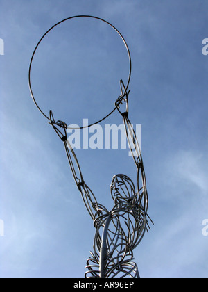 Ringraziamento scultura rotante faro di speranza da artista Andy Scott tenendo il loop aloft in ringraziamento square Belfast Foto Stock