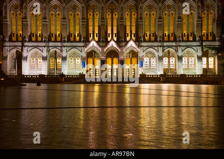 Biblioteca Suzzallo di notte con la pioggia che riflette da mattoni umidi di Red Square University of Washington Seattle Washington Foto Stock