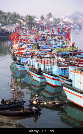 Il Vietnam, pesca barche ormeggiate Foto Stock