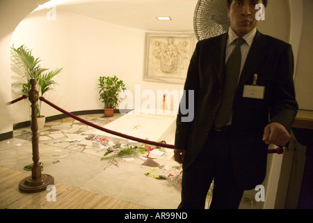 La tomba nelle Sacre Grotte Vaticane di Papa Giovanni Paolo II con la residenza ufficiale di sicurezza Foto Stock