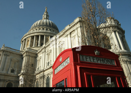 Telefono rosso scatola, St Pauls Cathedral in background, London, England, Regno Unito Foto Stock