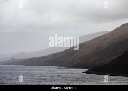 Avvolgimento su strada intorno montagne in Connemara County Galway Repubblica di Irlanda Europa Foto Stock