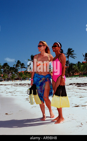 Due femmina scin subacqueo sulla spiaggia di Punta Cana Caraibi Repubblica Dominicana Foto Stock