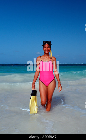 Femmina sub scin sulla spiaggia di Punta Cana Caraibi Repubblica Dominicana Foto Stock