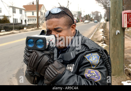 Funzionario di polizia utilizzando la pistola radar Foto Stock