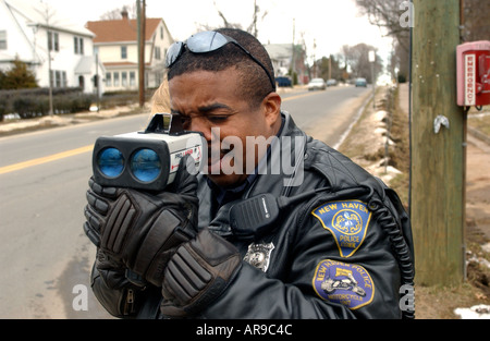 Funzionario di polizia mediante pistola laser per la cattura di speeders Foto Stock