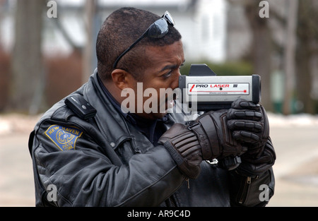 Funzionario di polizia utilizzando una pistola radar ad una velocità trap in New Haven CT STATI UNITI D'AMERICA Foto Stock