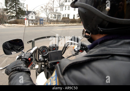 Ufficiale di polizia in motocicletta Motocicletta in attesa alla trappola di velocità Foto Stock