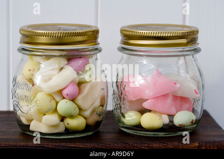 Vasi di caramelle su un ripiano Foto Stock