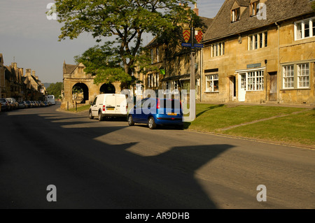 High Street, Chipping Campden, Gloucestershire, mostrando il mercato antico hall Foto Stock