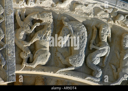 Le sculture sopra il portale sud della chiesa romanica a Aulnay-de-Saintonge mostrano personaggi di fantasia e gli animali Foto Stock