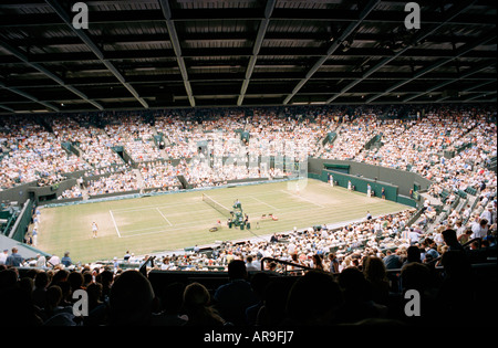 La folla a corte nessuno a Wimbledon 2006 Wimbledon Londra Inghilterra Foto Stock