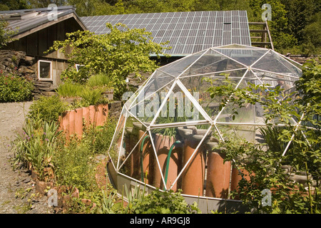 CORRIS GWYNEDD GALLES DEL NORD giugno una cupola geodetica serra con forma di flusso interno è rivendicato per rivitalizzare l'acqua in modo impercettibile Foto Stock