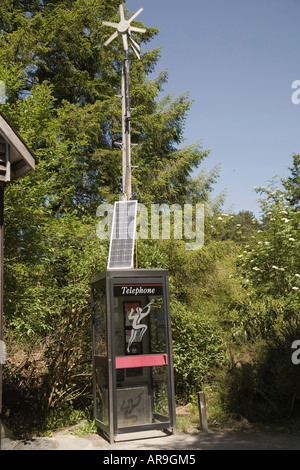 CORRIS GWYNEDD North Wales UK giugno una casella Telefono alimentato dal sole e dal vento utilizzando un pannello solare e mulino a vento Foto Stock
