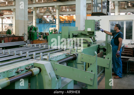 Una lastra di ferro laminatoio finitore tubo brunite smerigliare la saldatura fabbrica occupazione lavoro lavoro abilità capacità industriale di qualità Foto Stock