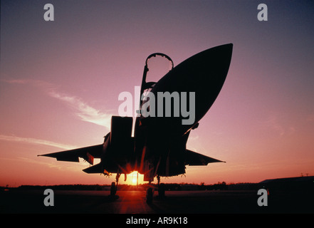 Boeing F-15E Strike Eagle fighter aerei bombardieri USAF United States Air Force contro un tramonto Tramonto Tramonto golden orange Foto Stock