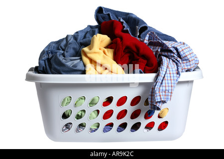 Servizio lavanderia cesto pieno di vestiti sporchi Foto Stock
