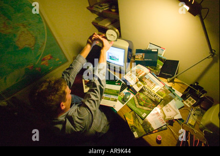 Stare sveglio tutta la notte nella parte anteriore del computer alla ricerca di proprietà Foto Stock