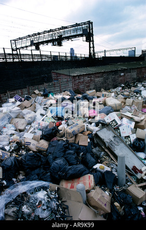 Inverno di malcontento. I rifiuti si sono accumulati lungo le strade della parte est di Londra, mentre i raccoglitori di rifiuti erano in sciopero insieme ai dipendenti del settore pubblico. 1979 Foto Stock