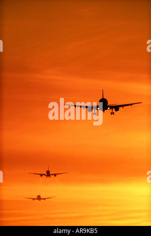 Airbus A320 aereo jet e altri due occupato e chiudere sull approccio finale al Land di congestione di atterraggio di precisione Foto Stock