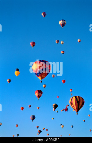 I palloni ad aria calda salita di massa contro un cielo blu Foto Stock