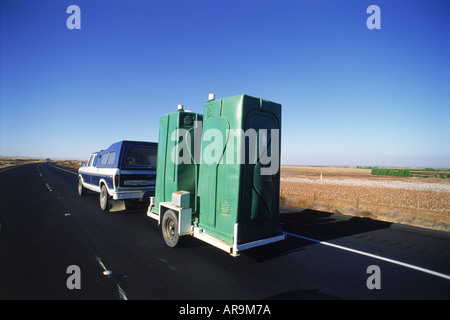 Servizi igienici mobili o portatili di unità chiamate PUs rotolando giù autostrada sul cammino verso la loro nuova casa temporanea Foto Stock