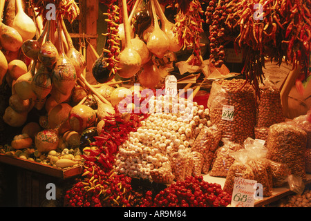 Vari dadi, zucche, peperoni, paprikas e schiaccia al Mercato Centrale a Budapest Ungheria Foto Stock