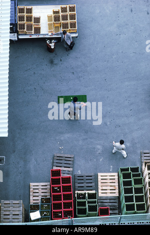 Lavoratore giapponese praticare golf swing nel parcheggio di birra bottling company di Tokyo Foto Stock