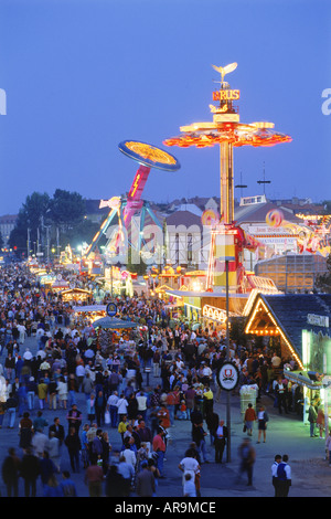 L'Oktoberfest giostre e la folla di notte a Monaco di Baviera Foto Stock